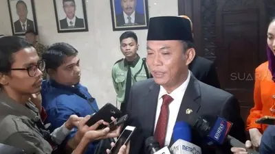 Ketua DPRD DKI Jakarta Prasetio Edi Marsudi ditemui di Gedung DPRD DKI Jakarta pada, Rabu (14/8/2019). [Suara.com/Fakhri Fuadi]