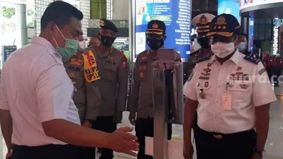 Kepala Korps Lalu Lintas (Kakorlantas) Polri, Irjen Pol Istiono, melakukan sidak ke Stasiun Gambir, Jakarta Pusat, menjelang libur natal dan tahun baru. (Suara.com/Fakhri Fuadi)