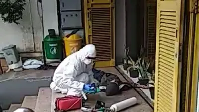 Tim Medis Covid-19 Evakuasi WNA Pingsan Mendadak di Klinik Prodia Tebet