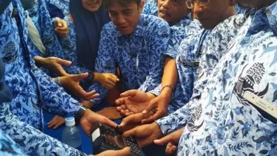 Sebagai ilustrasi, ASN berebut absensi dengan fingerprint. [Usman/bantennews]