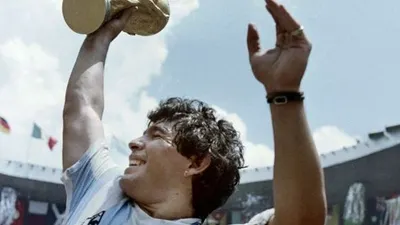 Dalam foto file ini diambil pada tanggal 29 Juni 1986 kapten tim bintang sepak bola Argentina Diego Maradona mengangkat Piala Dunia yang dimenangkan oleh timnya setelah kemenangan 3-2 atas Jerman Barat di stadion Azteca di Mexico City. [STAF / AFP]