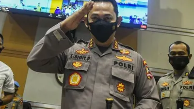 Kabareskrim Polri yang juga calon Kapolri Komjen Pol Listyo Sigit Prabowo (tengah) bersiap mengikuti Uji Kelayakan dan Kepatutan Calon Kapolri di ruang Komisi III DPR, Kompleks Parlemen, Jakarta, Rabu (20/1/2021). [ANTARA FOTO/Pool/Galih Pradipta]