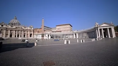 Santo Petrus Square di Vatikan tampak sepi akibat pandemi corona. (Foto: AFP)