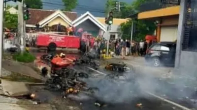Bentrok suporter Persebaya dan Arema FC di Blitar, Selasa (18/2/2020). [Suara.com/Farian]