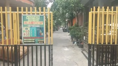 Satu perumahan tempat tinggal 12 karyawan PT Gajah Tunggal di Cikupa ditutup. Sebab mereka positif corona. (Suara.com/Ridsha)