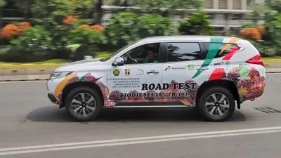 Petugas membawa mobil dengan menggunakan bahan bakar Biodisel 30 saat launching road test penggunaan B30 di gedung KESDM, Jakarta, Kamis (13/6). [Suara.com/Muhaimin A Untung]