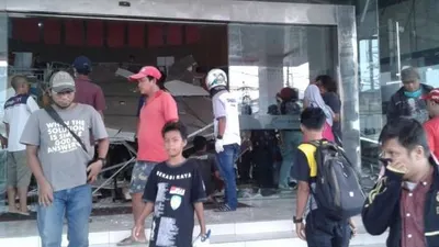 Suasana pasca ambruknya plafon di pusat perbelanjaan Ramayana Bekasi Junction. Foto: dokumen kepolisian