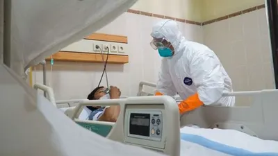 Simulasi penanganan pasien yang terdeteksi Virus Corona di RS Margono Soekarjo Purwokerto. [Suara.com/Anang Firmansyah]