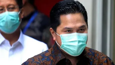 Menteri Badan Usaha Milik Negara (BUMN) Erick Thohir dan Wakil Menteri BUMN Budi Gunadi Sadikin berjalan keluar dari pintu belakang Gedung Komisi Pemberantasan Korupsi (KPK) di Jakarta, Rabu (7/7/2020). [ANTARA FOTO/Adam Bariq]