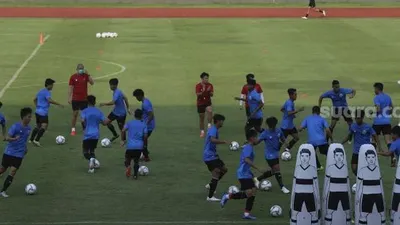 Sejumlah pesepakbola tim nasional Indonesia U-19 mengikuti sesi latihan di Stadion Madya, Kompleks Gelora Bung Karno, Senayan, Jakarta, Kamis (20/8/2020). [Suara.com/Angga Budhiyanto]