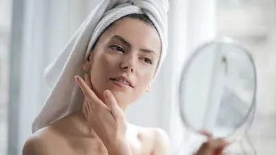 Sebelum memilih produk skincare, kenali 3 bahan berbahaya ini. (Pexels/Andrea Piacquadio)