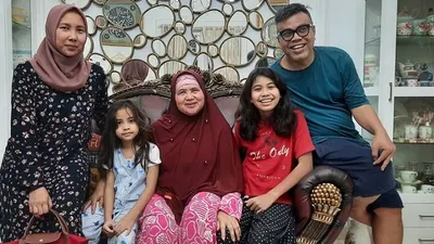 Keluarga komedian Abdel Achrian bersama ustadzah Mamah Dedeh/istimewa