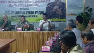 Wakil Ketua Komisi X DPR, Abdul Fikri Faqih (berpeci) berbicara dalam diskusi pendidikan yang digelar Badan Musyawarah Perguruan Swasta (BMPS) Kota dan Kabupaten Tegal, (Senin, 6/1/2020).
