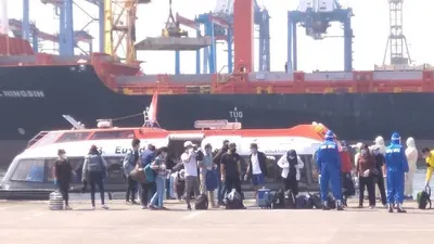 Evakuasi 444 WNI yang menjadi ABK kapal pesiar MV. Eurodam di dermaga JICT II Pelabuhan Tanjung Priok, Jakarta Utara, Kamis (18/6/2020). (Dispen Lantamal III)