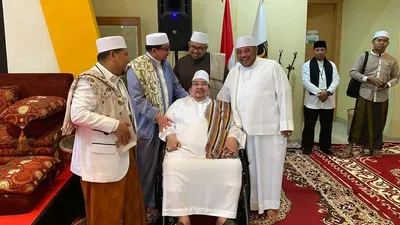 Anggota DPR, Aboebakar Alhabsyi bersama para habaib dan ulama saat peringatan maulid Nabi Muhammad SAW di DPP PKS, Jakarta