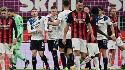 Para pemain AC Milan tertunduk lesu usai timnya untuk kedua kali dibobol oleh para pemain Atalanta di laga lanjutan Liga Italia Serie A pekan ke-19 di Stadion San Siro, Minggu (24/1/2021) dini hari WIB. (Foto: AFP)