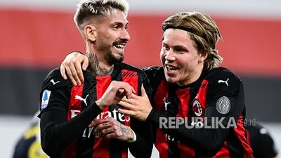 Penyerang AC Milan Samu Castillejo berselebrasi dengan rekan setimnya Jens Hauge usai mencetak gol ke gawang Sampdoria. (EPA-EFE/SIMONE ARVEDA)