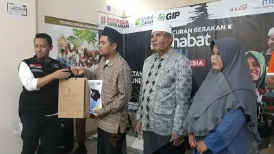 Perwakilan guru pra-sejahtera di Bandung Raya menerima bantuan sembako dan dana tunai di Kantor Cabang ACT Jabar, Selasa (3/12/2019).(Ayomedianetwork/Nur Khansa)