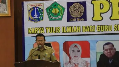 Asisten Adkesra Jakbar H. Amin Hadji membuka pelatihan karya tulis ilmiah/barat.jakarta.go.id