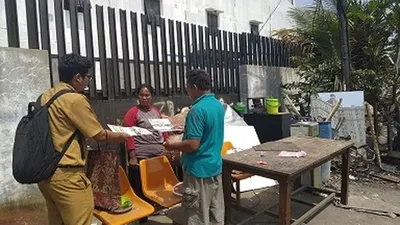 Petugas PPKD Jakut membagikan brosur program pelatihan kepada warga di Jalan Agung Perkasa VIII/utara.jakarta.go.id