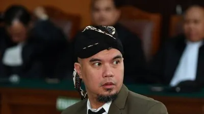 Ahmad Dhani saat menjalani persidangan kasus ujaran kebencian. (Antaranews.com)