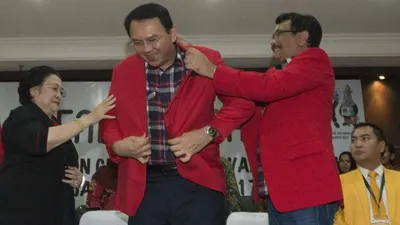 Basuki Tjahaja Purnama alias Ahok menerima jaket merah dari Ketua Umum PDIP Megawati Soekarnoputri (kiri) dan Ketua DPP PDIP Djarot Saiful Hidayat/Tirto
