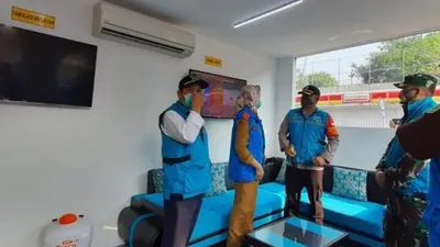 Wali Kota Tangerang Selatan Airin Rachmi Diany saat memantau posko gabungan Covid-19 di Stasiun Rawa Buntu, Senin (8/6).  Foto: Republika/Rabbani