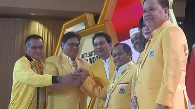 Airlangga Hartarto (dua dari kiri) ditetapkan kembali sebagai Ketua Umum Partai Golkar untuk periode 2019-2024 dalam Munas ke-10 yang berlangsung di Hotel Ritz-Carlton, Jakarta Selatan. (Kompas.com/Achmad Nasrudin Yahya)