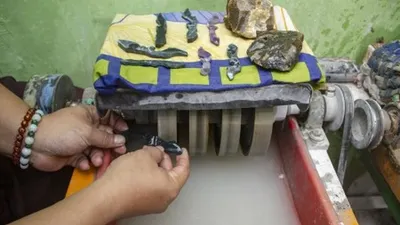 Perajin menyelesaikan pembuatan kujang berbahan batu akik di Sukaharja, Karawang, Jawa Barat, Selasa (18/6/2019). Perajin di workshop tersebut mampu memproduksi 50 - 100 kujang per bulan dengan harga jual Rp150 ribu - Rp1,5 juta per kujang tergantung dari bahan dan ukurannya dan sudah dipasarkan ke sejumlah negara seperti AS, Argentina, London, Malaysia dan Singapura. ANTARA FOTO/M Ibnu Chazar/pd.