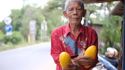 Akim dengan timun suri yang dijajakan. (Ayobekasi.net/Firda Puri)