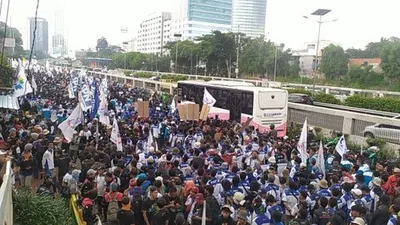 [Ilustrasi] Aksi buruh dari serikat pekerja yang tergabung dalam KSPI di depan Gedung DPR/MPR menolak omnibus law cipta lapangan kerja pada Senin (20/1/2020). [Suara.com/Stephanus Aranditio]