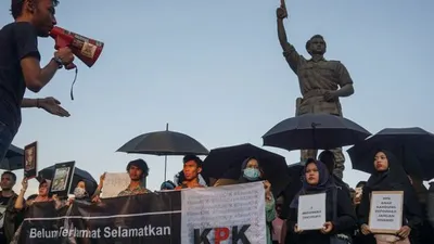 Massa aksi Kamisan Solo melakukan aksi unjuk rasa Save KPK dan Menolak Revisi UU KPK di Gladak, Solo, Jawa Tengah, Kamis (19/9/2019)/Antara Foto