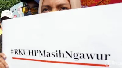 Aliansi Masyarakat untuk Keadilan Demokrasi berunjuk rasa menolak pengesahan tahap I Rancangan Kitab Undang-undang Hukum Pidana (RKUHP) di depan Kompleks Parlemen, Senayan, Jakarta Pusat, Senin (16/9/2019)/Warta Kota