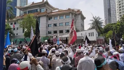 Massa dari berbagai ormas Islam berunjuk rasa di depan kantor Kedutaan Besar Republik Rakyat China di Jakarta, memprotes tindakan pemerintah China terhadap etnis Uighur di Xinjiang. (Ayojakarta.com/Dhika Alam Noor))
