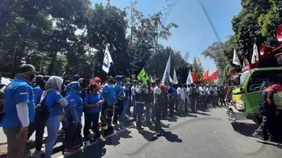Ratusan buruh Jawa Barat yang tergabung dalam Konfederasi Serikat Pekerja Seluruh Indonesia (KSPSI) Jabar menggelar aksi unjuk rasa di depan PTUN Bandung, Selasa (28/7/2020).  (Ayobandung/Nur Khansa)