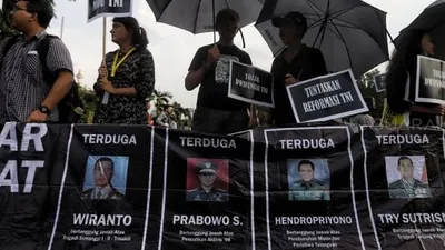 Aktivis Jaringan Solidaritas Korban untuk Keadilan (JSKK) menggelar Aksi Kamisan ke-576 di depan Istana Merdeka, Jakarta, Kamis (28/2/2020). (Suara.com/Muhaimin A Untung)