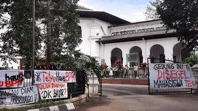 Tuntut keringanan biaya kampus, mahasiswa Telkom University segel Gedung Yayasan. (Ayobandung/Nur Khansa)