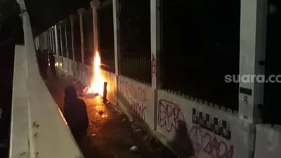 Sejumlah massa melakukan bakar-bakar di depan gedung DPR usai melakukan aksi penolakan pembahasan Omnibus Law dan RUU HIP, Kamis (16/7/2020). [Suara.com/Bagaskara Isdiansyah]