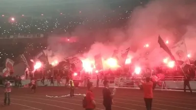 Oknum The Jakmanis menyalakan flare saat Persija menjamu Persipura di SUGBK (Ayojakarta.com/Hendy Dinata)