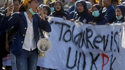 Mahasiswa Universitas Airlangga Surabaya berunjuk rasa menolak Revisi UU KPK di depan Kantor DPRD Jawa Timur, Surabaya, Sabtu (13/9/2019). Selama dua minggu terakhir, gelombang aksi menentang revisi UU KPK terus terjadi di berbagai daerah di Indonesia/Jawa Pos