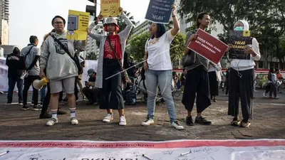 Sejumlah warga berunjuk rasa menolak draf Rancangan Kitab Undang-Undang Hukum Pidana (RKUHP) di tengah Hari Bebas Kendaraan Bermotor (HBKB) di kawasan Bundaran HI, Jakarta, Minggu (15/9/2019)/Antara Foto