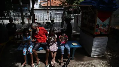 Daryono bersama beberapa anak Taman Bacaan Al Arrasy/dok: utara.jakarta.go.id