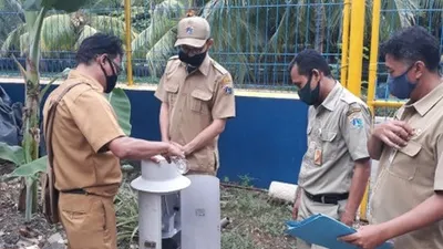 Para petugas sedang memantau alat ukur curah hujan / beritajakarta.id