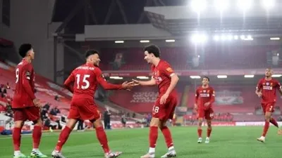Gelandang Liverpool Alex Oxlade-Chamberlain (kedua kiri) merayakan golnya ke gawang Chelsea dalam lanjutan Liga Inggris di Anfield. Laurence Griffiths / POOL / AFP
