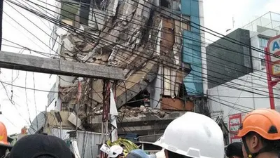 Gedung di Jalan Brigjen Katamso Kota Bambu Selatan, Palmerah, Jakarta Barat, ambruk pada Senin pagi (6/1/2020). (Antara/Tempo.co)