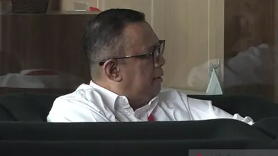 Sesmenpora periode 2014-2016, Alfitra Salamm, tiba di gedung KPK, Jakarta Selatan, Senin (23/9/2019)/Antara Foto