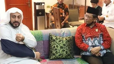Mahfud MD saat menjengeuk Syekh Ali/ twiiter
