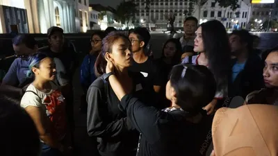 Alin (25) peserta Jakarta Mystical Tour 2019 mendapat perawatan usai mengalami kejadian mistis di bunker Museum Fatahillah, Jakarta Barat, Jumat (1/11/2019) malam/Ayojakarta.com-Hendy Dinata.