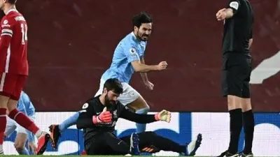 Kekecewaan Alisson Becker usai melakukan blunder yang berujung gol Ilkay Gundogan dalam laga Liverpool vs Manchester City. (LAURENCE GRIFFITHS / POOL / AFP)