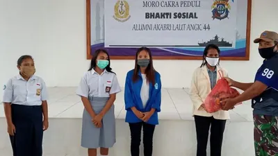 Danlanal Saumlaki Letkol Laut (P) Hartanto yang juga merupakan Alumni Akabri Laut Angkatan 44 tahun 1998 secara simbolis menyerahkan bantuan sembako dan masker kepada para pelajar.